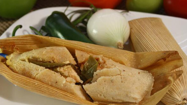 Tamales verdes y rojos en mexico